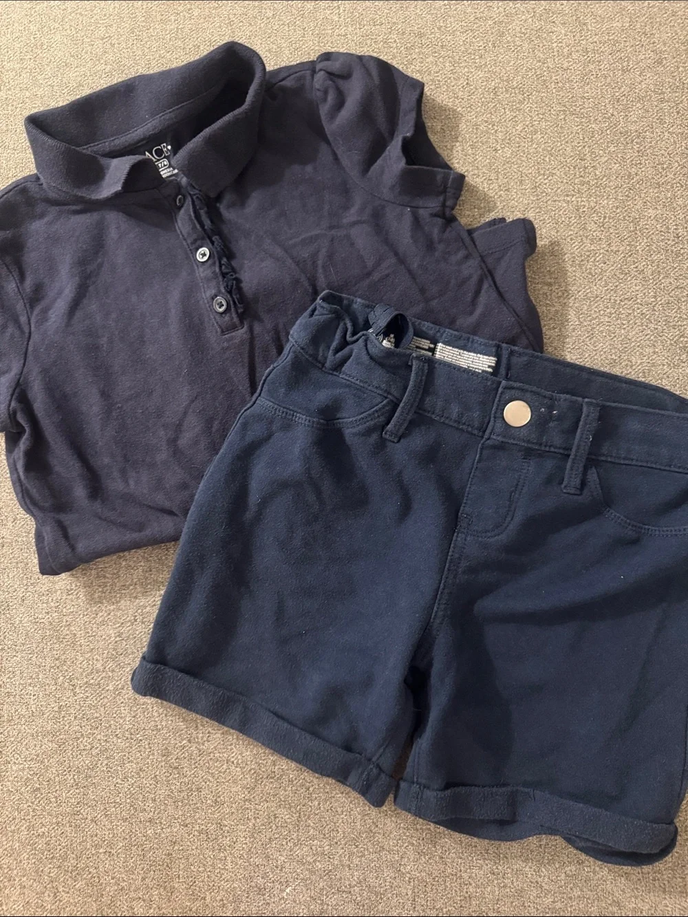 5/$15- Girl’s outfit size medium